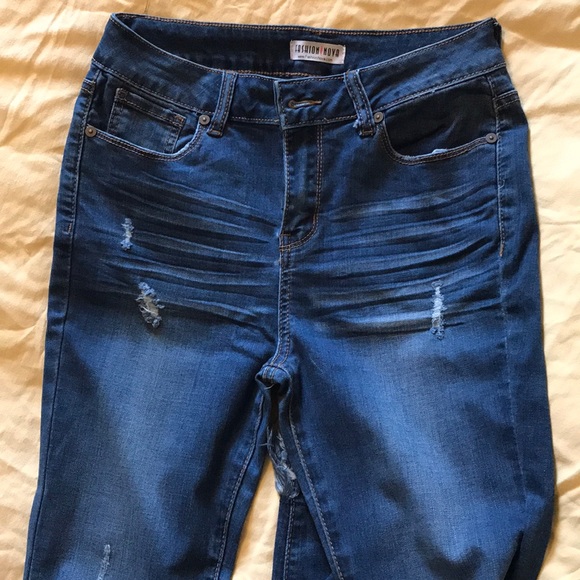 Fashion Nova Frayed Jeans Size 5 - Picture 4 of 8